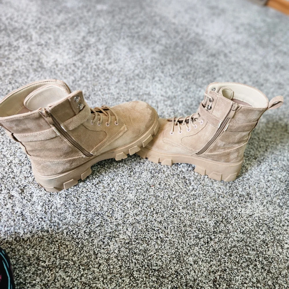 Platform - Picture 2 of 9